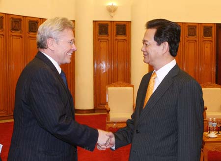 ນາຍົກລັດຖະມົນຕີ Nguyen Tan Dung ຕ້ອນຮັບປະທານສຳພັນທະມິດທະບຽນສານສາກົນ